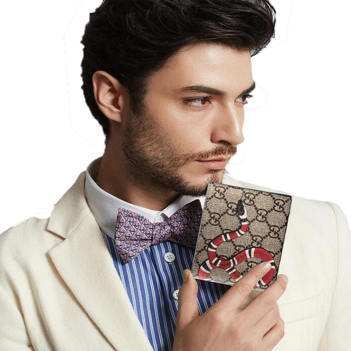 Ví Gucci rắn gồm nhiều ngăn giúp bạn thuận tiện cất giữ tiền bạc, giấy tờ